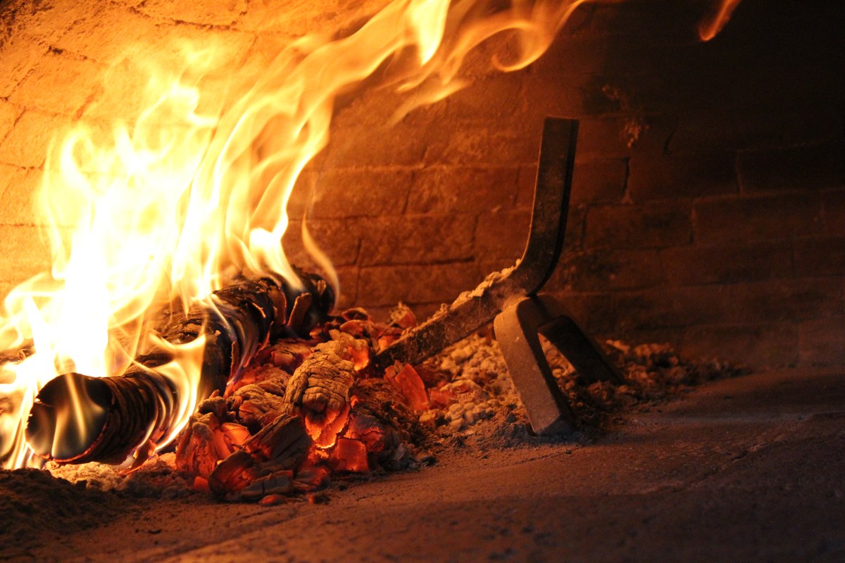 Fiamme nel forno a legna de La Nave